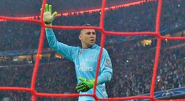 
                <strong>Keylor Navas (Real Madrid)</strong><br>
                Der Costaricaner verlebt zunächst einen ruhigen Abend und muss nur bei einer Kopfball-Bogenlampe von Vidal eingreifen. Beim zweiten Abschluss des Chilenen ist Reals Keeper jedoch macht- und chancenlos. Immerhin: Beim dritten Teil des Privatduells  - dem Elfer - irritiert Navas Vidal erfolgreich. ran-Note: 3
              