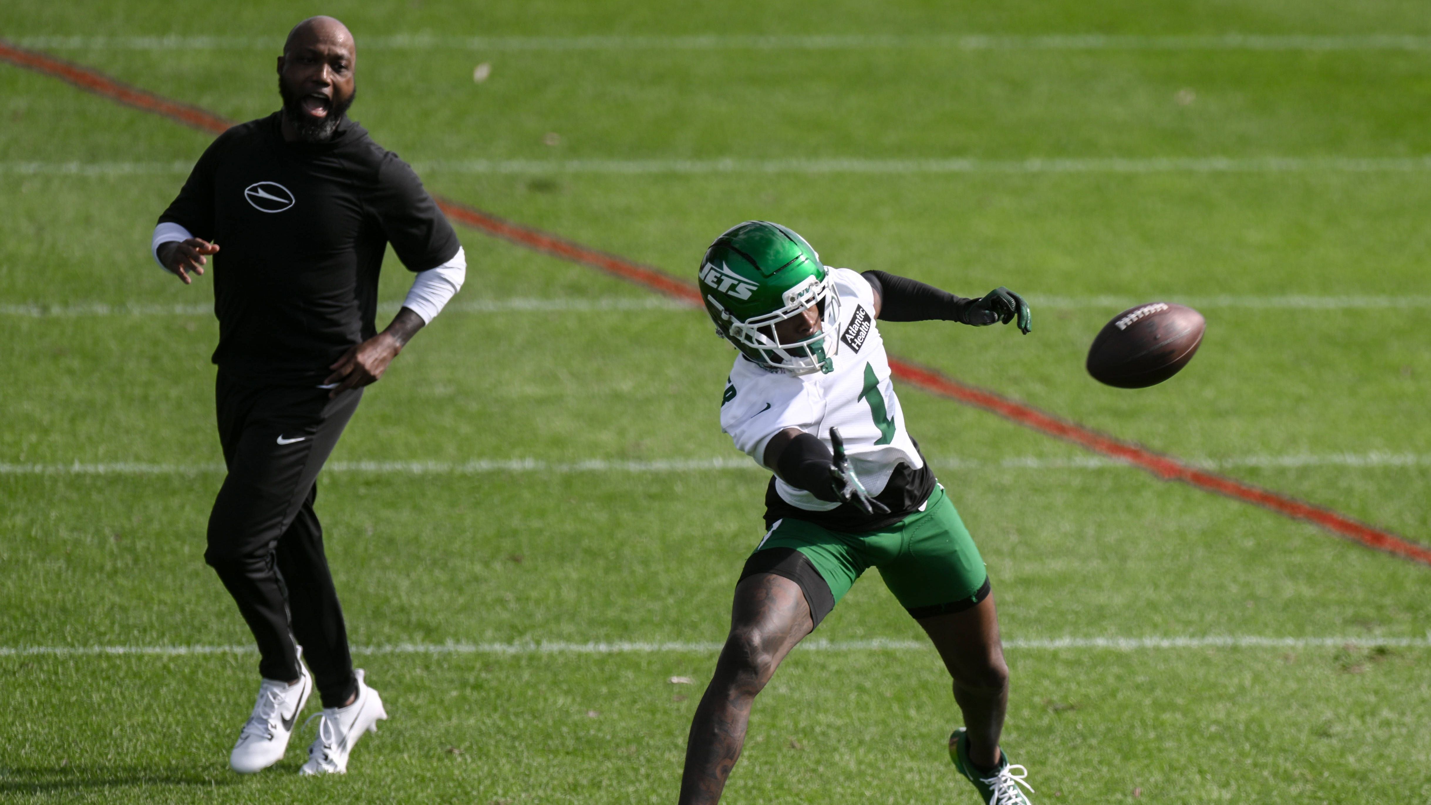 <strong>Sauce Gardner (New York Jets)</strong><br>Der höchstbezahlte Cornerback der Liga lieferte in Woche 1 gegen die Pittsburgh Steelers, vor allem in den Duellen mit D.K. Metcalf, eine überragende Leistung ab. Ob er im Spiel gegen die Buffalo Bills auflaufen kann, ist jedoch offen. Gardner trainierte am Donnerstag nur eingeschränkt. Grund sind Leistenprobleme.