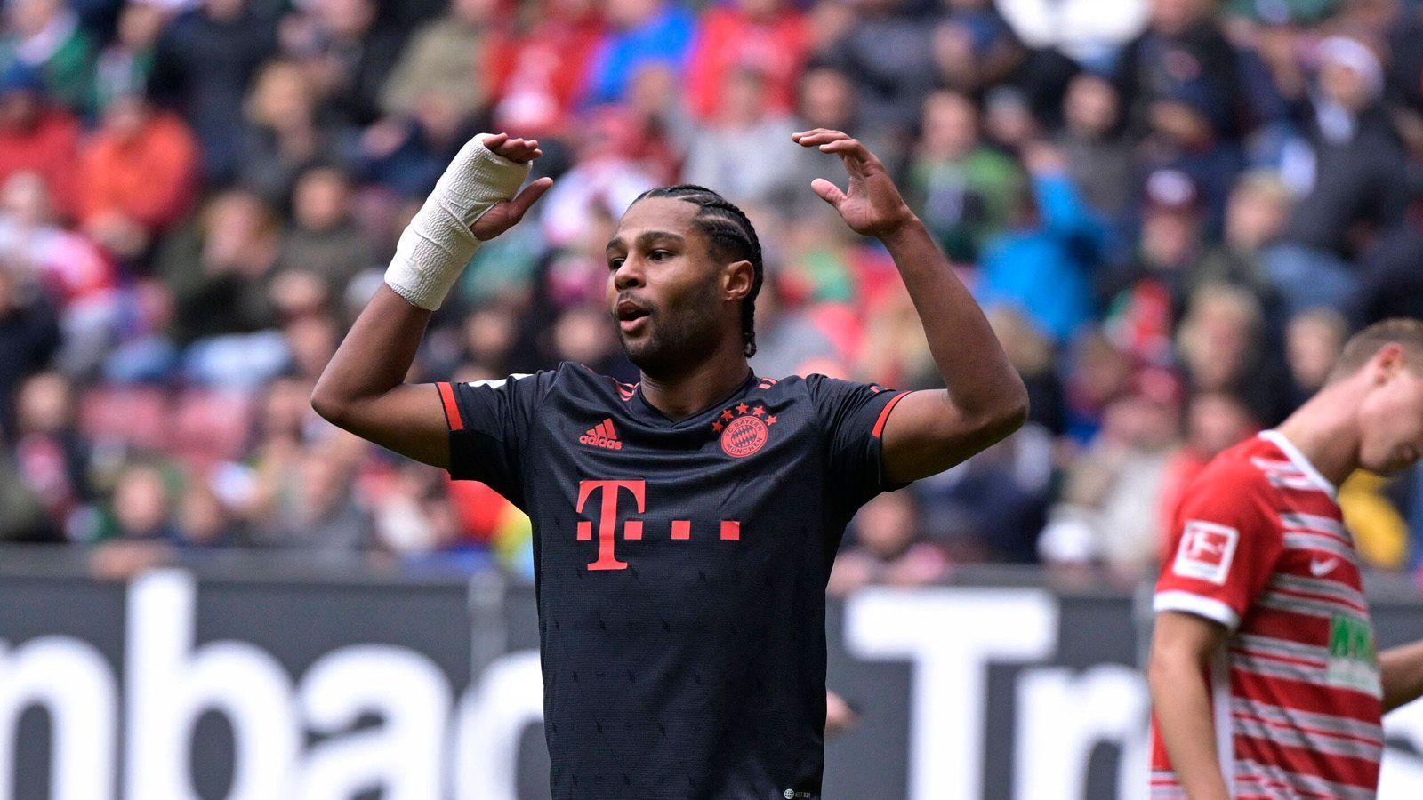 
                <strong>Serge Gnabry</strong><br>
                Der Nationalspieler kommt in der 63. Minute für Mazraoui und verstärkt die Offensive, bleibt aber ohne nennenswerte Offensivaktion. ran-Note: 4
              