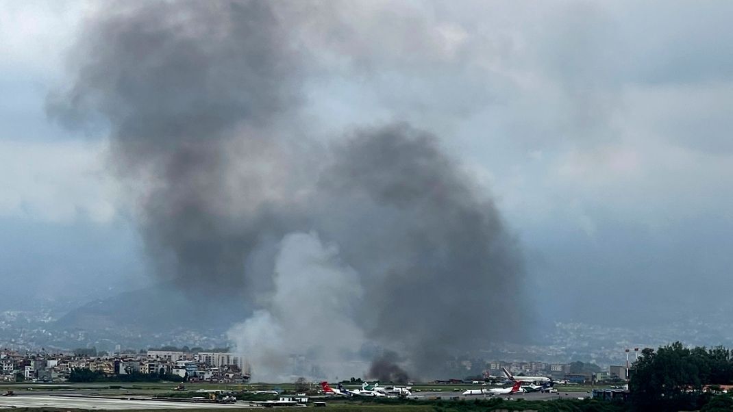 Rauch steigt vom Tribhuvan International Airport in Kathmandu, Nepal, auf. Das nepalesische Staatsfernsehen berichtet, dass ein Flugzeug beim Versuch, vom Flughafen Kathmandu zu starten, von der Landebahn abgekommen und verunglückt ist. 