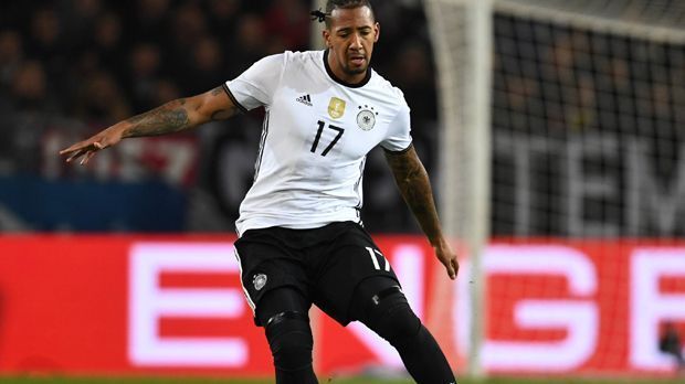 
                <strong>Jerome Boateng</strong><br>
                Jerome Boateng: Offensiv war das mal wieder erste Sahne. Seine berühmt-berüchtigten Diagonalpässe, dazu gechippte Flanken in die Halbräume und immer wieder Zuspiele in die Spitze: Boateng übernahm den Spielaufbau aus der Defensive. Er verließ sich aber zu oft darauf, dass Mats Hummels in Eins-gegen-Eins-Situationen zur Stelle ist. Klappte nicht immer, ein paar kleine Wackler hatte er drin. Ging in der 69. Minute vom Platz. ran-Note: 2,5
              