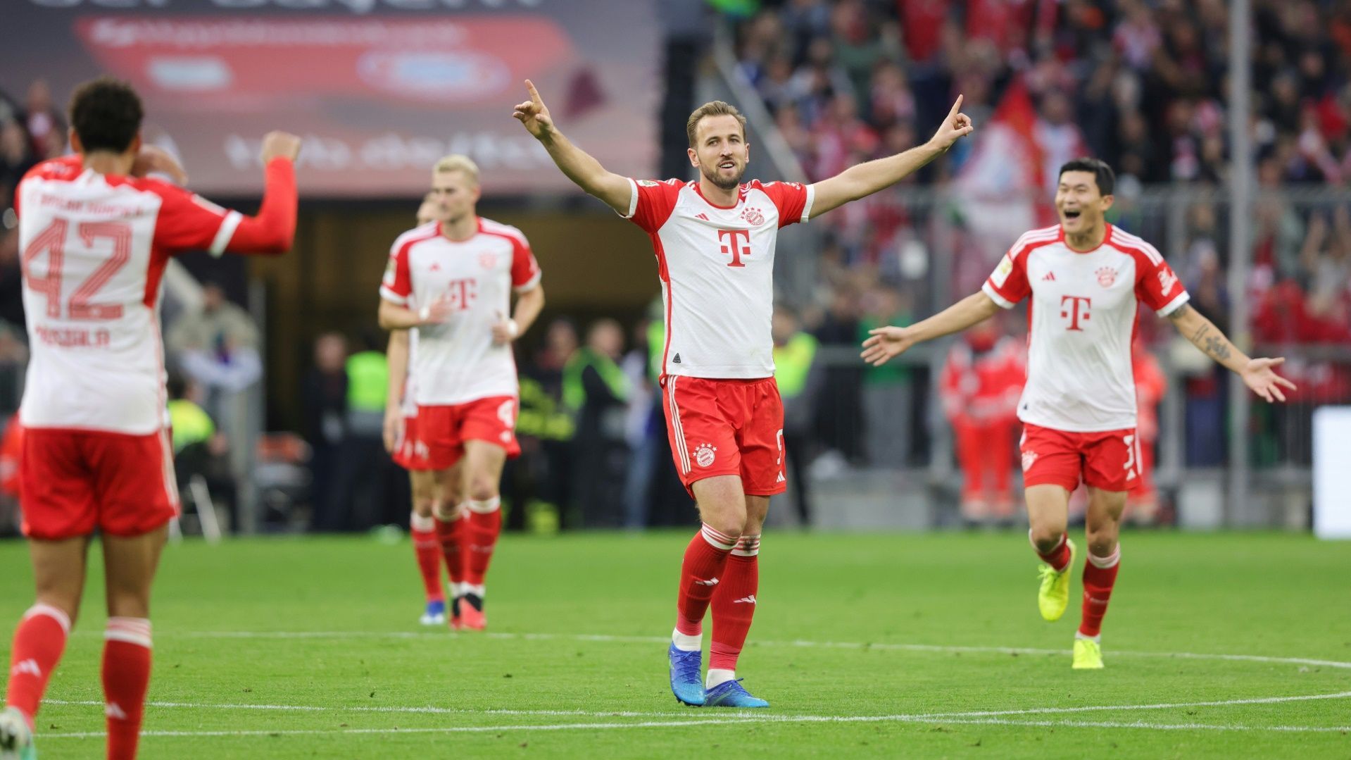 <strong>Fernschuss-Rekorde: Die weitesten Tore der Bundesliga-Geschichte</strong><br>Harry Kane hat einen Rekord-Start beim FCB hingelegt. Beim 8:0-Sieg gegen Darmstadt gelang ihm nicht nur ein Hattrick, sondern auch ein sensationeller Treffer aus der eigenen Hälfte. Aus welcher Distanz war sein Tor genau - und wo reiht es sich unter den weitesten Toren der Bundesliga-Historie ein? <em><strong>ran</strong></em> zeigt euch die Top 10 (Stand: 29. Oktober 2023)