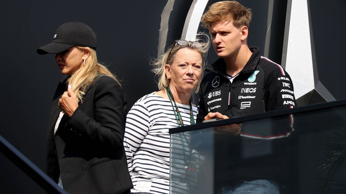 25.08.2024, xsvx, Motorsport FIA Formel 1, Großer Preis der Niederlande 2024 emspor, v.l. Ersatzfahrer Mick Schumacher (Mercedes AMG Petronas) Sabine Kehm Corinna Schumacher Ehefrau von Michael und...