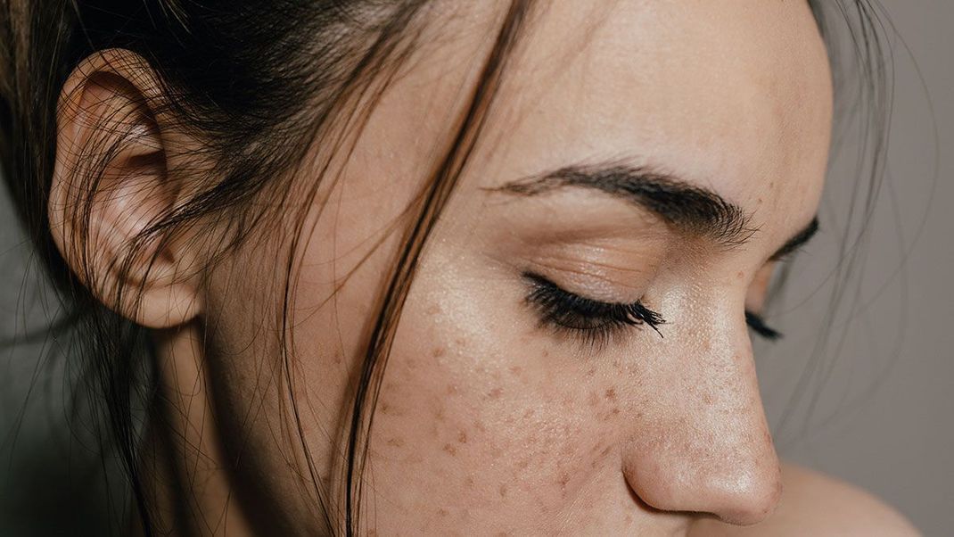 Augenbrauen perfekt zu schminken und zupfen kann zeitintensiv sein – wir haben den Beauty-Trend Microblading für euch genau unter die Lupe genommen.