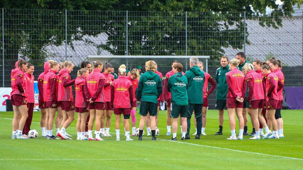 Wück hält eine Ansprache im Teamkreis