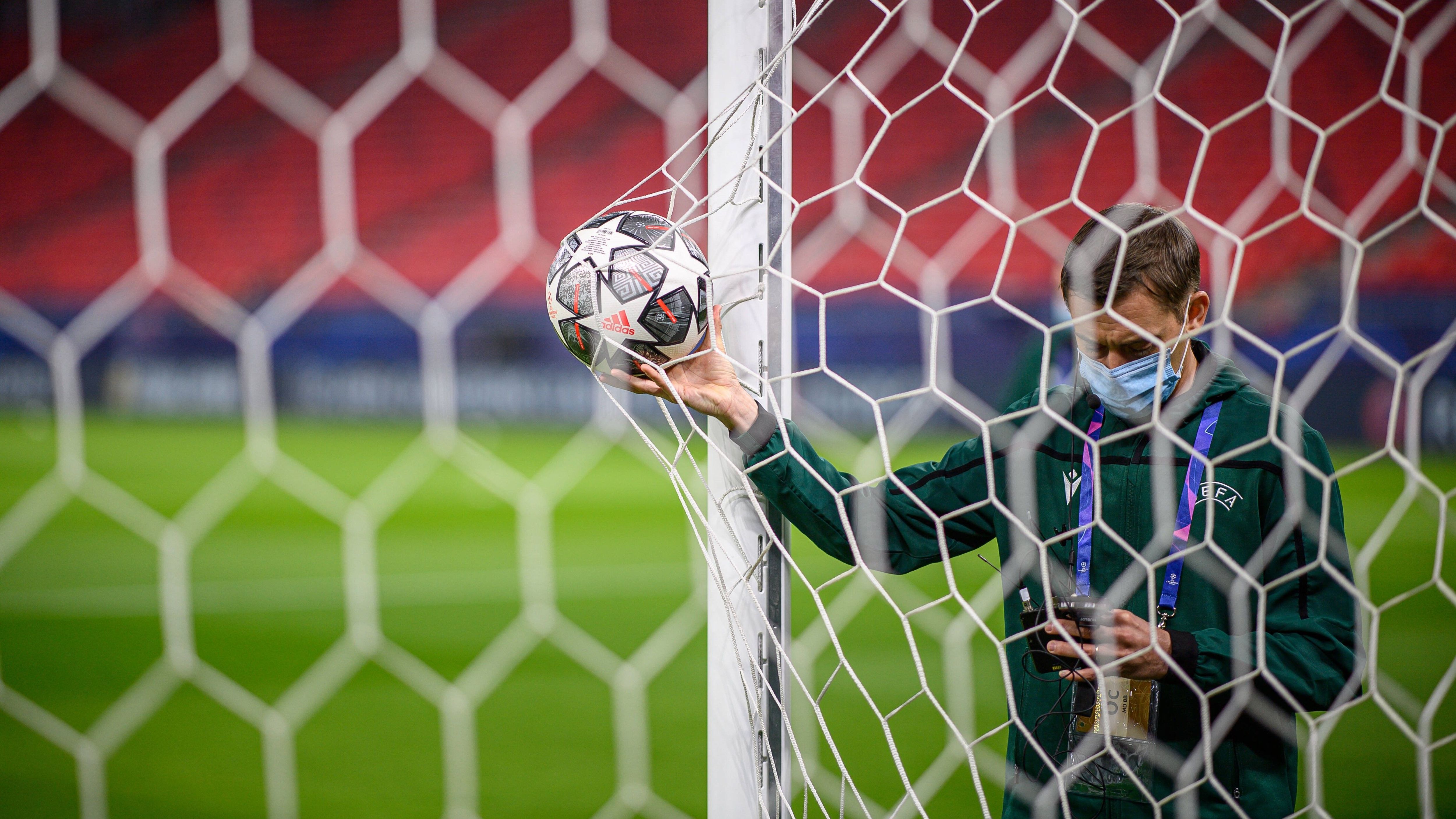 
                <strong>Im Schnelldurchlauf: Die fünf wichtigsten Episoden der CL-Halbfinals</strong><br>
                Ständig läuft nur noch Fußball, der Spielplan ist dicht wie der beste Freund auf der Wiesn: Bundesliga, Europa League, 2. Liga, Champions League, Nachholspiele, nachgeholte Nachholspiele. Montag bis Sonntag. Rund um die Uhr. Wann soll ein Fußballfan das alles schauen? ran.de erleichtert Euch das Leben und fasst die Halbfinal-Hinspiele der Champions League in fünf Episoden zusammen. Alles zeitsparend, versprochen!
              