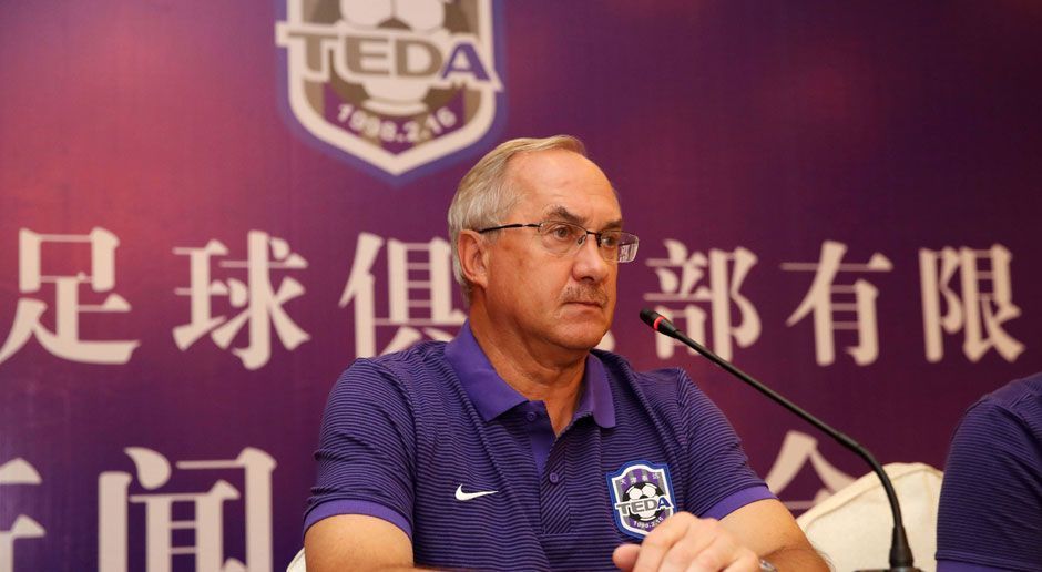 
                <strong>Uli Stielike </strong><br>
                In Deutschland ist Uli Stielike als ehemaliger Trainer vom SV Waldhof Mannheim, vor allem aber als Co-Trainer der deutschen Nationalmannschaft und als langjähriger U-Nationaltrainer bekannt. Seit dem 9. September ist er Trainer des chinesischen Erstligisten TJ Teda. Nachdem das erste Spiel mit 1:5 verlorenging, erfolgte zuletzt ein überzeugendes 4:1. Seine Mannschaft schwebt noch immer akut in Abstiegsgefahr.
              