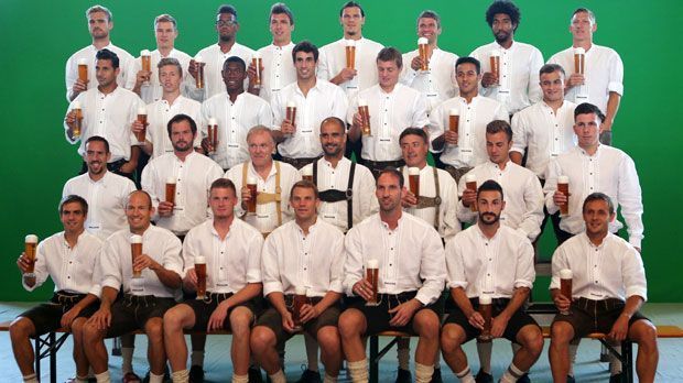 
                <strong>Götze, Guardiola und Co. beim Lederhosenshooting</strong><br>
                Fesch schauen sie aus. Da steht dem traditionellen Oktoberfest-Besuch in dieser Sasion ja nichts mehr im Wege
              