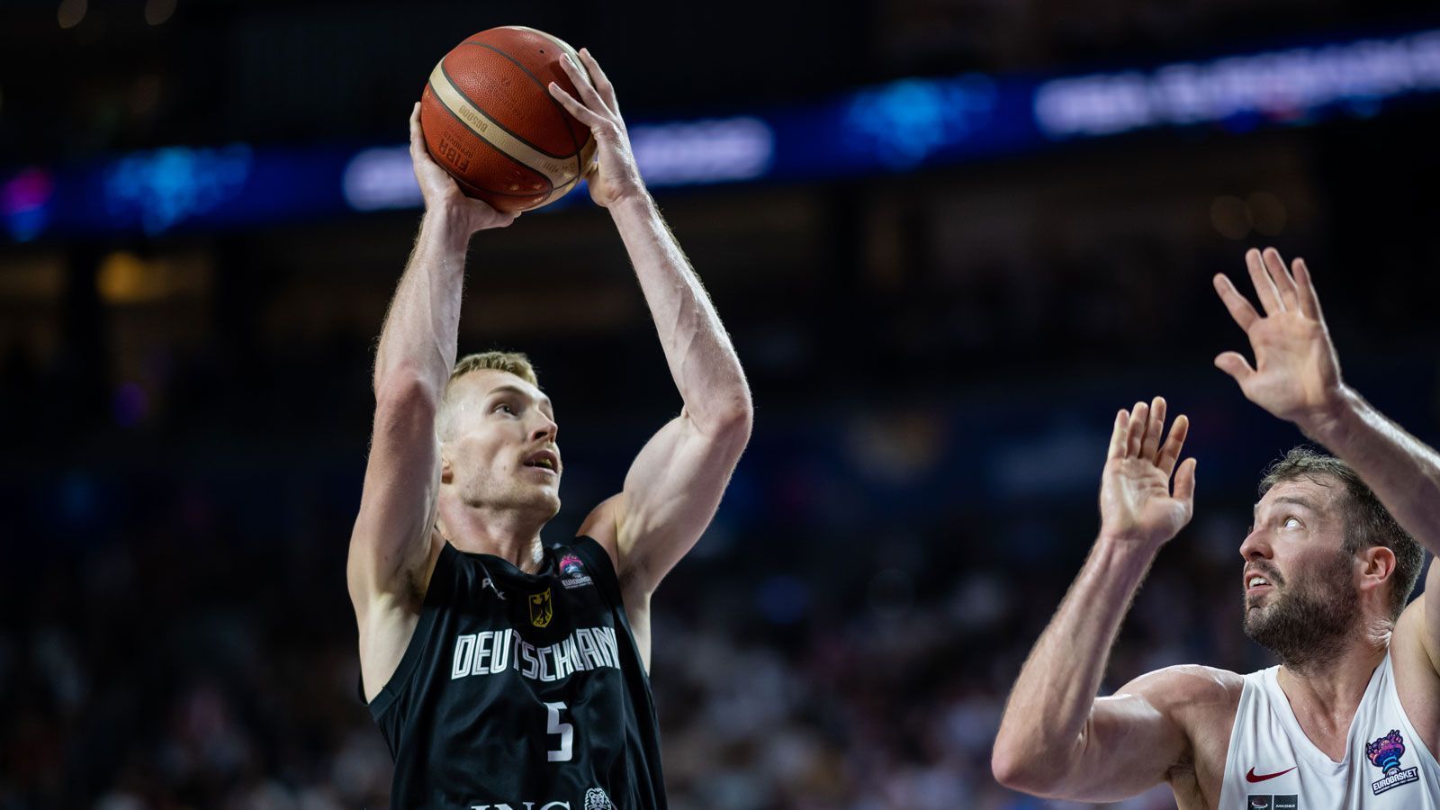 
                <strong>Niels Giffey (Free Agent)</strong><br>
                Bei Zalgiris Kaunas erlebte der 31-Jährige eine durchwachsene vergangene Saison und ist derzeit vereinslos. Beim DBB überzeugt der langjährige Albatros als Rollenspieler von der Bank und kann sich für weitere Aufgaben bei europäischen Top-Klubs empfehlen. Gegen Griechenland erwischte der Forward persönlich einen gebrauchten Abend. Beim starken EM-Auftakt gegen Frankreich gehörte der Neffe der amtierenden Regierenden Bürgermeisterin Berlins, Franziska Giffey, zu den Besten. 
              