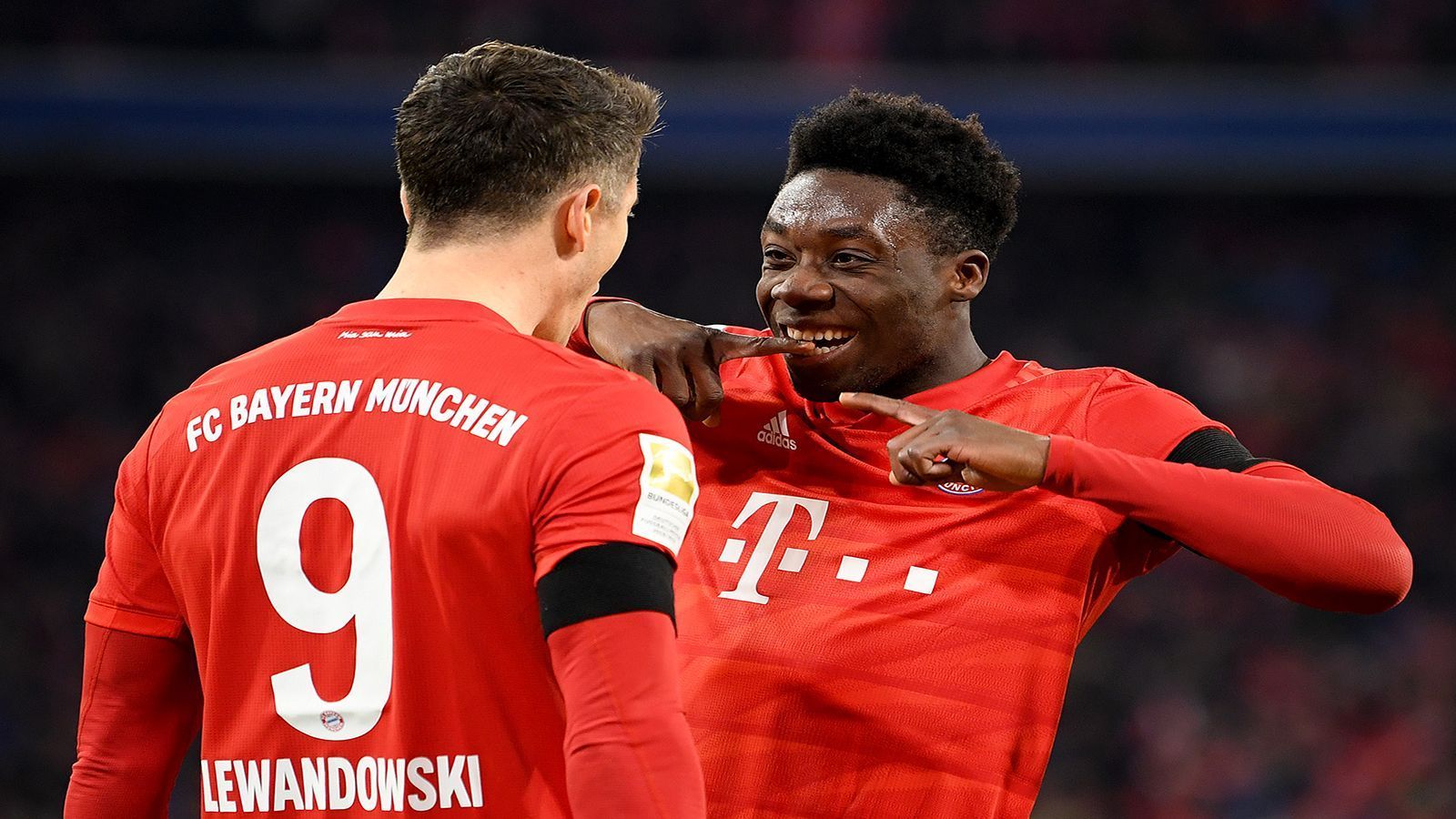 
                <strong>Transferstrategie des FC Bayern: Alphonso Davies</strong><br>
                Gefestigter ist die Lage dafür auf der linken Abwehrseite. Mit Alphonso Davies (re.) hat der FC Bayern ein echtes Juwel entwickelt. Die linke Bahn gehört dem Kanadier. Allerdings soll er einen Vertreter bekommen, nachdem sich die Münchener derzeit wohl umschauen.
              