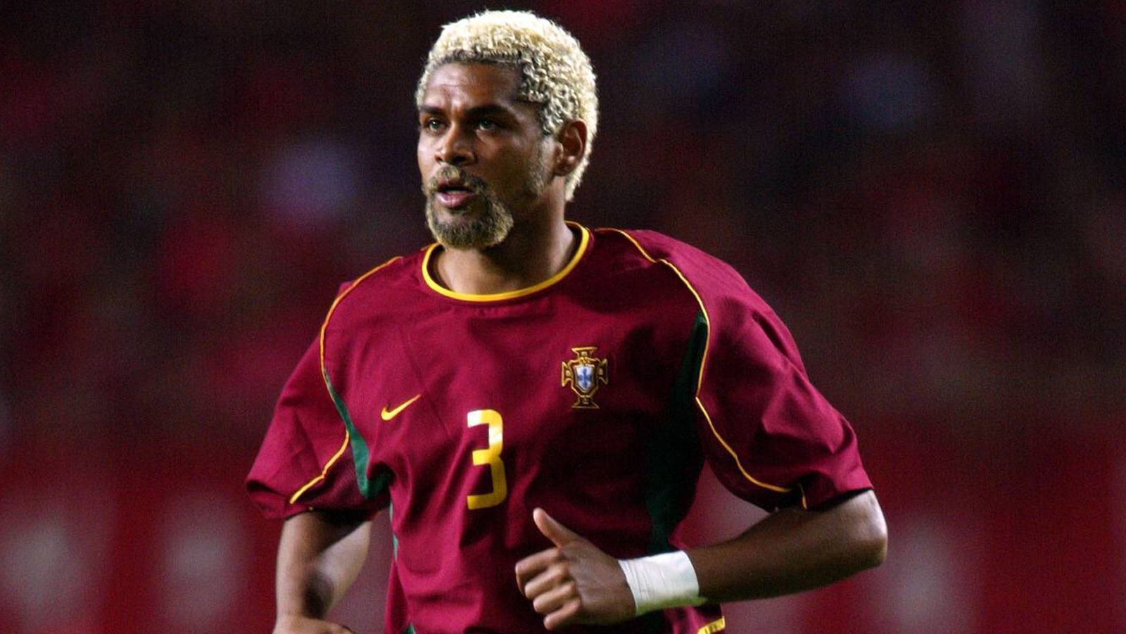 
                <strong>Abel Xavier (Portugal)</strong><br>
                17 Minuten reichten dem Portugiesen Abel Xavier bei der WM 2002 zu großem Ruhm. Der Verteidiger fiel bei der Endrunde in Japan bzw. Südkorea durch seine extravagante Frisur sofort auf. Dabei war der heutige Nationaltrainer Mosambiks in den ersten beiden Gruppenspielen Portugals gar nicht im Einsatz. Erst im abschließenden Duell gegen Gastgeber Südkorea (0:1) durfte der einstige Liverpool- und Hannover-Profi ran. Doch der damals blond gefärbte Xavier konnte weder die Niederlage noch das Aus in der Gruppenphase verhindern. Im weiteren Verlauf seiner Spieler-Karriere fiel Abel Xavier dann fast nur noch negativ auf, unter anderem wegen einer Dopingsperre.
              