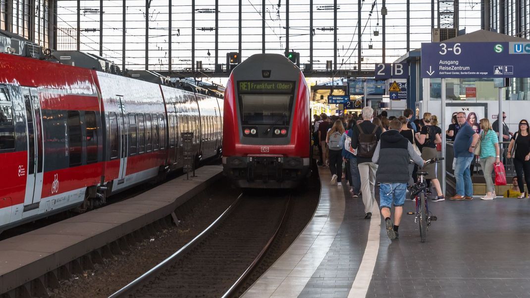 Hier im Berliner Bahnhof Zoo stürzte eine Frau in ein Gleisbett und verstarb kurze Zeit später. Nach wie vor ist die Identität der Toten unklar. (Symbolbild)