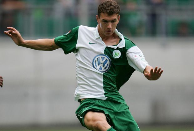 
                <strong>Edin Dzeko (Eintracht Frankfurt)</strong><br>
                Bevor er beim VfL Wolfsburg durchstartete, hätte sich Eintracht Frankfurt die Dienste von Edin Dzeko sichern können. Vier Millionen Euro sind den Hessen das damals 21-Jährige Talent aber nicht wert. 2010 wechselt Dzeko für 37 Millionen Euro zu ManCity, heute ist er eine der besten Torjäger Italiens beim AS Rom.
              