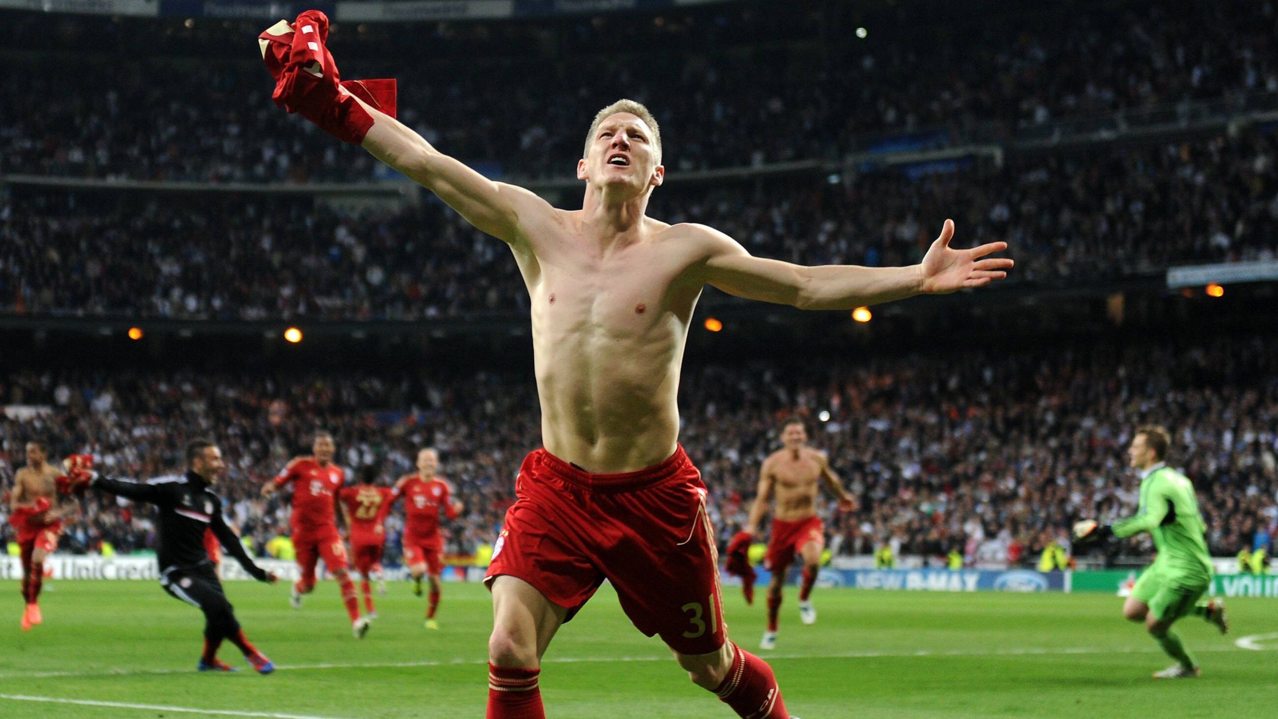 <strong>25. April 2012: Finale dahoam, wir kommen!</strong><br>Vor dem 'Finale dahoam' in der Allianz Arena heißt die letzte Hürde wieder einmal Real Madrid. Nach dem Last-Minute-Sieg im Hinspiel geraten die Bayern im Bernabeu durch einen Ronaldo-Doppelpack früh mit 0:2 in Rückstand. Robben sorgt für das 1:2, das bis zum Elfmeterschießen Bestand hat. Dort verballert erst halb Madrid, dann halb München. Schließlich trifft Bastian Schweinsteiger zum Sieg.