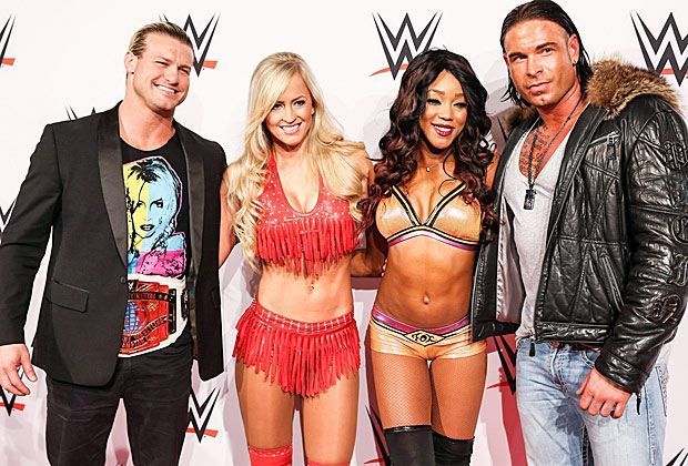 
                <strong>Erster Wrestling-Auftritt von Tim Wiese</strong><br>
                Bitte lächeln: Wiese macht am Ende noch ein Gruppenbild mit den beiden Wrestlerinnen Summer Rae (2.v.l.), Alicia Fox (3.v.l.). Der ehemalige Torhüter genießt seinen Auftritt und wird in der Halle von den Fans mit Sprechchören gefeiert.
              