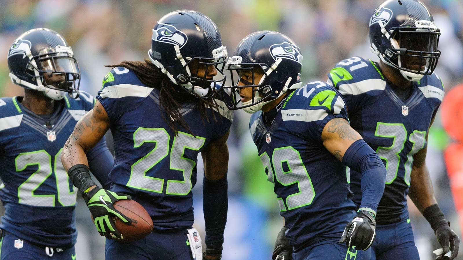 
                <strong>2. Seattle Seahawks 2013</strong><br>
                Angeführt von der legendären Legion of Boom deklassierten die Seattle Seahawks im Super Bowl XLVIII die Denver Broncos mit 43:8, obwohl die Broncos eine der besten Offensiven der NFL-Geschichte ins Rennen schickten. Es war das Meisterstück der Seahawks-Defensive um Richard Sherman, Bobby Wagner und Kam Chancellor, die ihre Gegner im Schnitt bei 14,5 Punkten hielt und jeden 20. Pass abfing, der gegen sie geworfen wurde. Quarterback Russell Wilson wurde zum Senkrechtstarter, während "Beastmode" Marshawn Lynch mit 1257 Yards und zwölf Touchdowns die Gegner in Grund und Boden lief. Ein absolut würdiger zweiter Platz.
              