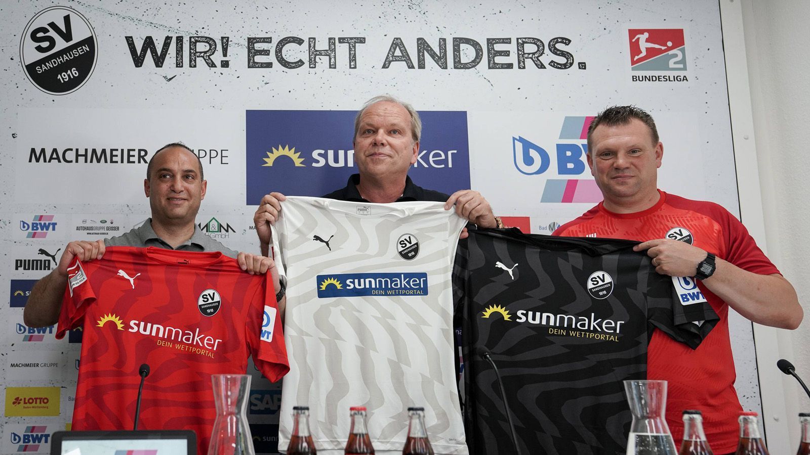 
                <strong>SV Sandhausen</strong><br>
                Die Kurpfälzer mögen es abwechslungsreich und präsentieren drei Trikots mit unterschiedlichen Grundfarben. Zuhause spielen die Sandhäuser in weiß, Auswärts in Schwarz und als Ausweichtrikot steht den Spielern des SVS ein rotes Trikot zur Verfügung. Alle drei Ausführungen der Spielkleidung werden von immer wieder unterbrochenen Linien geziert.  
              