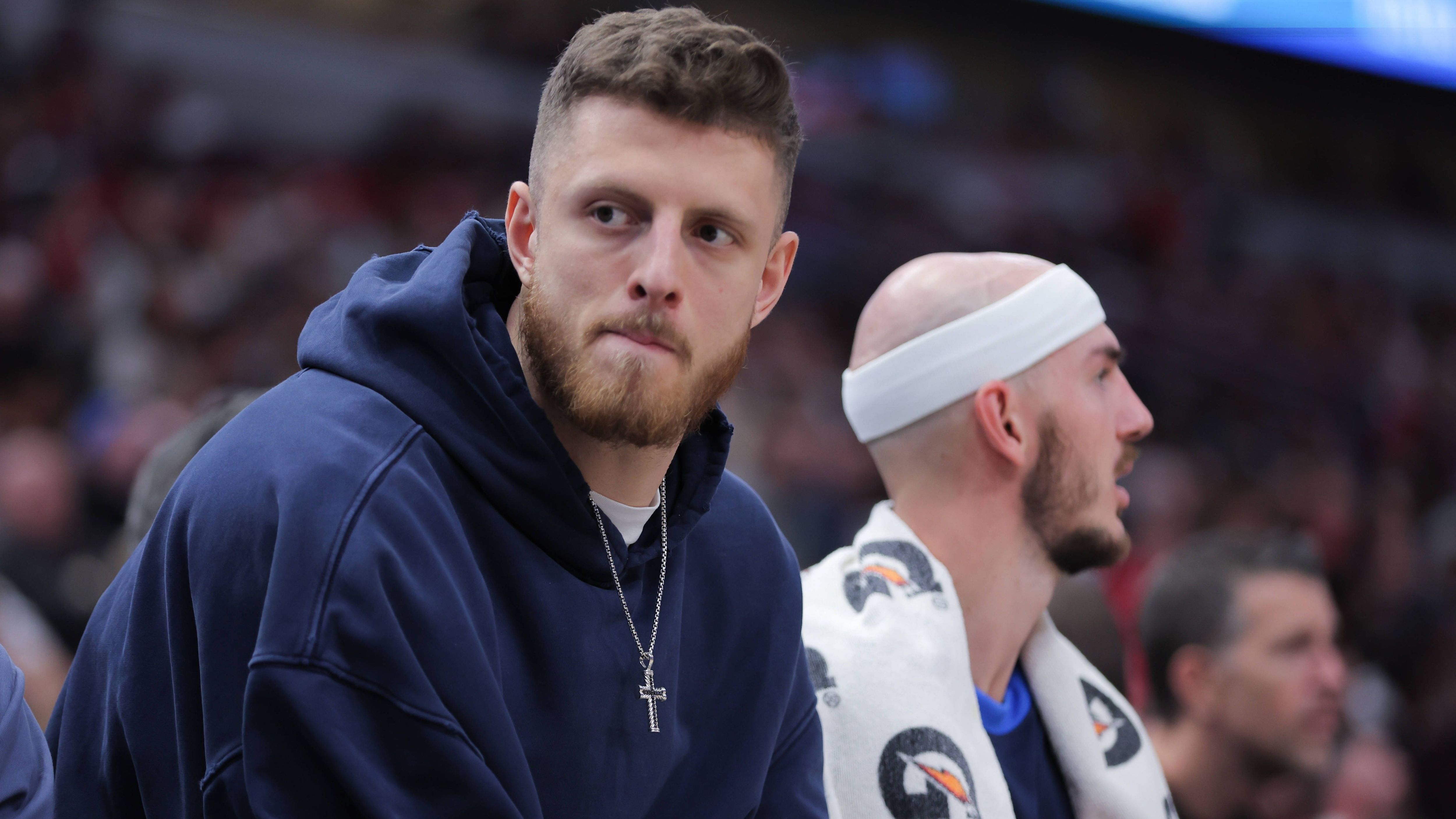 <strong>Deutsche Champions im US-Sport</strong><br>Der deutsche Basketballprofi Isaiah Hartenstein und die Oklahoma City Thunder stehen kurz vor dem Titelgewinn in der NBA. OKC kann in der Nacht von Donnerstag auf Freitag (<a href="https://www.joyn.de/sport?utm_medium=referral&amp;utm_source=www.ran.de&amp;utm_campaign=joynlinkout&amp;utm_content=textlink_general_joyn">2:20 Uhr: Oklahoma City Thunder @ Indiana Pacers, Spiel 6 - live auf Joyn, ProSieben MAXX und ran.de</a>) bei den Pacers oder drei Tage später in eigener Halle den Titel perfekt machen. Hartenstein wäre erst der zweite NBA-Champ und würde sich in eine illustre Reihe an US-Champions aus Deutschland einreihen. <strong><em>ran</em></strong> zeigt euch die Liste.