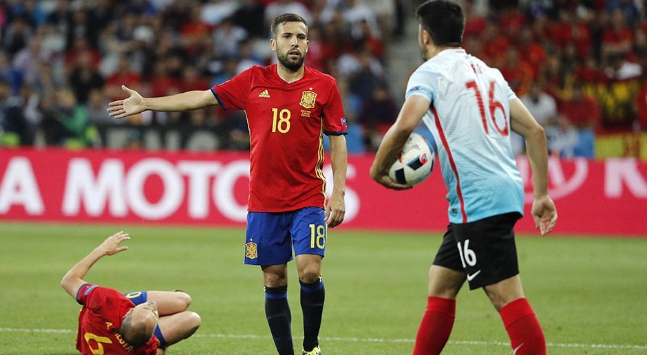 
                <strong>Jordi Alba</strong><br>
                Jordi Alba: War einer der besten Spanier auf dem Platz. Sorgte auf der linken Seite mit seinen Flügelläufen immer wieder für Unruhe. Brachte einige gefährliche Flanken vors Tor und behielt auch den Überblick, wenn über links kein Durchkommen war. Bereitete das 1:0 durch Morata in Zusammenarbeit mit Iniesta vor. Wurde in der 81. Minute durch Azpilicueta ersetzt. ran-Note 2
              