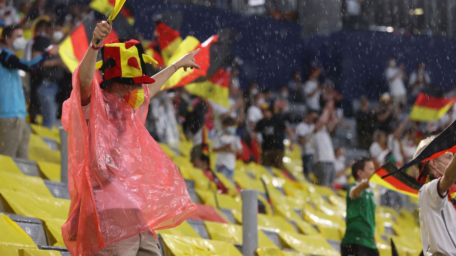 
                <strong>Heftiger Regenschauer über München</strong><br>
                Bevor es in München losgehen konnte, zeigte sich das Wetter von seiner nicht so schönen Seite. Es gab heftige Regenfälle im Vorfeld der Begegnung zwischen Deutschland und Ungarn. 
              