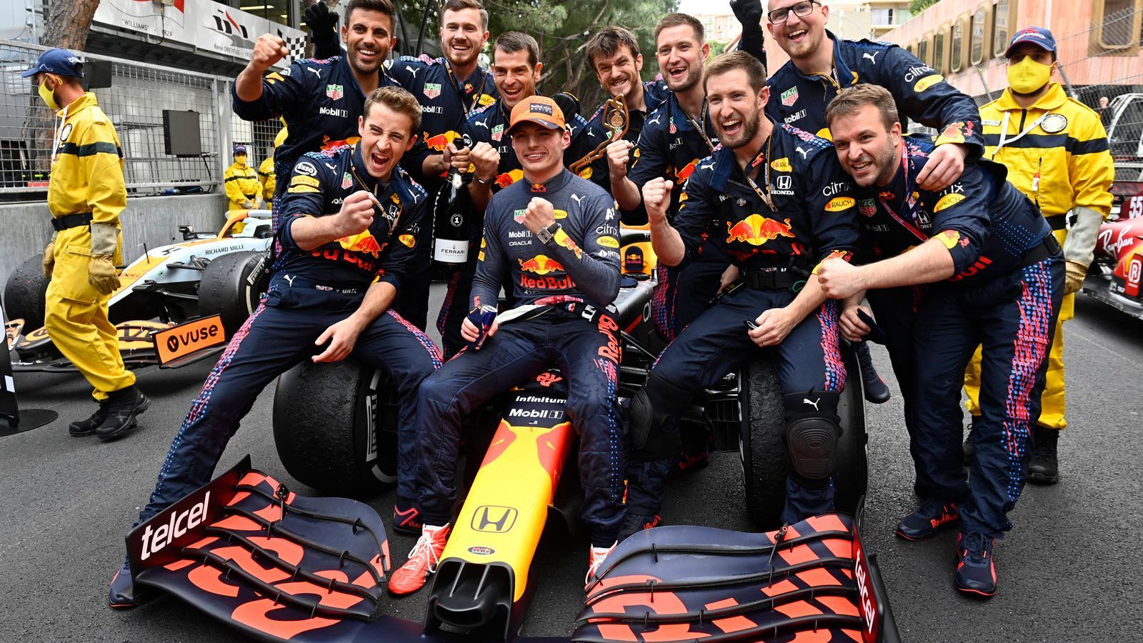 
                <strong>Gewinner: Max Verstappen</strong><br>
                Tag der Premieren für Max Verstappen: Mit seinem souveränen Start-Ziel-Sieg steht der Niederländer zum ersten Mal überhaupt im Fürstentum auf dem Podium. Zudem erobert er erstmals in seiner Karriere die Führung in der WM-Wertung. Es ist eine fehlerfreie Vorstellung Verstappens, der seine Verfolger – erst Bottas, dann Sainz – mühelos auf Distanz hält. Mit dem Sieg verhilft Verstappen außerdem Red Bull zur ersten Führung in der Konstrukteurswertung seit 2013 - damals noch mit Sebastian Vettel als Vierfachweltmeister.
              