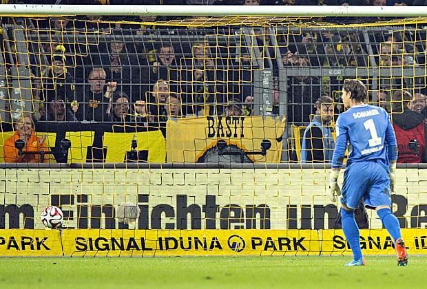 
                <strong>Pechvogel Kramer schießt das "Eigentor des Jahres"</strong><br>
                Der Gladbacher Keeper versucht noch kurz, hinterherzulaufen ...
              