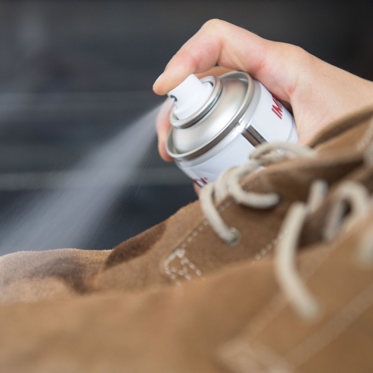 Schuhe wasserdicht machen: Hausmittel und Tipps
