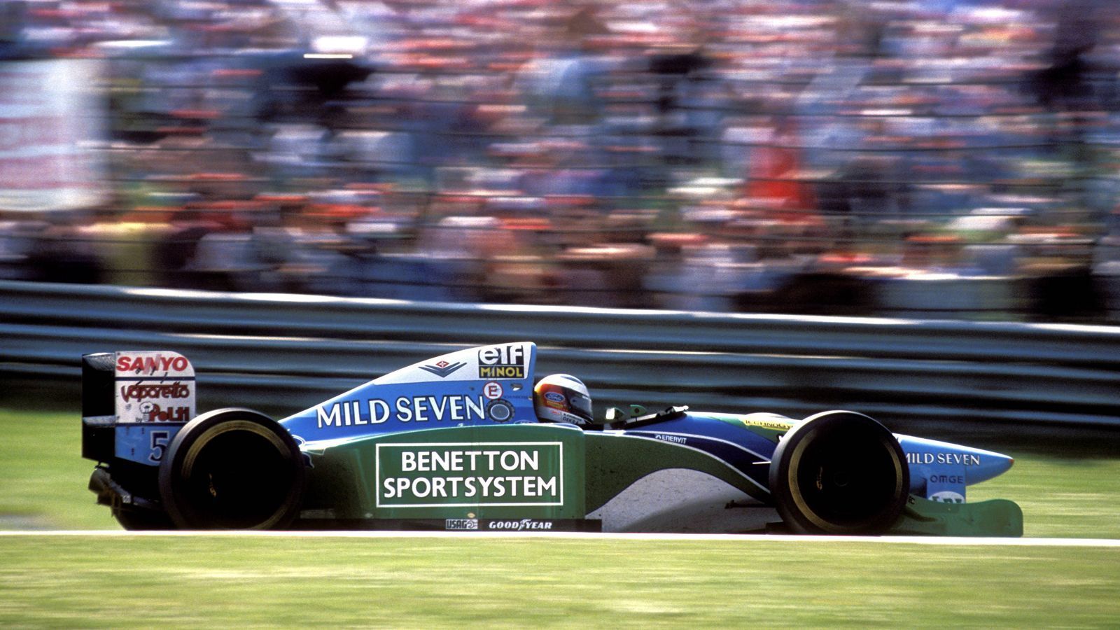 
                <strong>1. Saisonlauf: Brasilien-GP in Sao Paolo</strong><br>
                Die Formel-1-Saison 1994 nimmt seinen Auftakt in Brasilien - der Heimat von Ayrton Senna. Zu jenem Zeitpunkt ahnt keiner, welch dramatische Ereignisse in jener Saison ihren Lauf nehmen. Titelkandidaten sind Senna im Williams-Renault und Michael Schumacher im Benetton. Der Deutsche siegt dann auch gleich zum Auftakt, um mit einer Runde Vorsprung ein Ausrufezeichen zu setzen.
              
