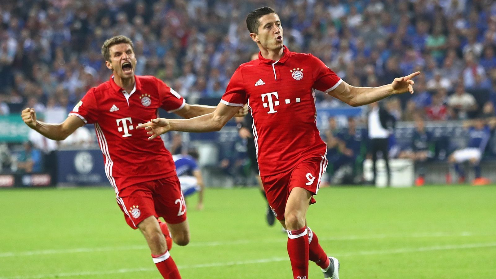 
                <strong>Platz 1: FC Bayern München (Robert Lewandowski und Thomas Müller): 59 Scorerpunkte</strong><br>
                Unangefochtener Spitzenreiter ist auch hier der FC Bayern. 59 Scorerpunkte vereinen Müller und "Lewangoalski", der mit 29 Treffern bei fünf Vorlagen an der Spitze der Torschützenliste thront. Müller hingegen ist der König der Vorlagengeber und rangiert mit seinem 18 Assists knapp vor Jadon Sancho. Verstärkt wird die Offensivmaschine des deutschen Rekordmeisters noch durch Serge Gnabry, der mit 22 Scorerpunkten knapp hinter Müllers 25 liegt.
              