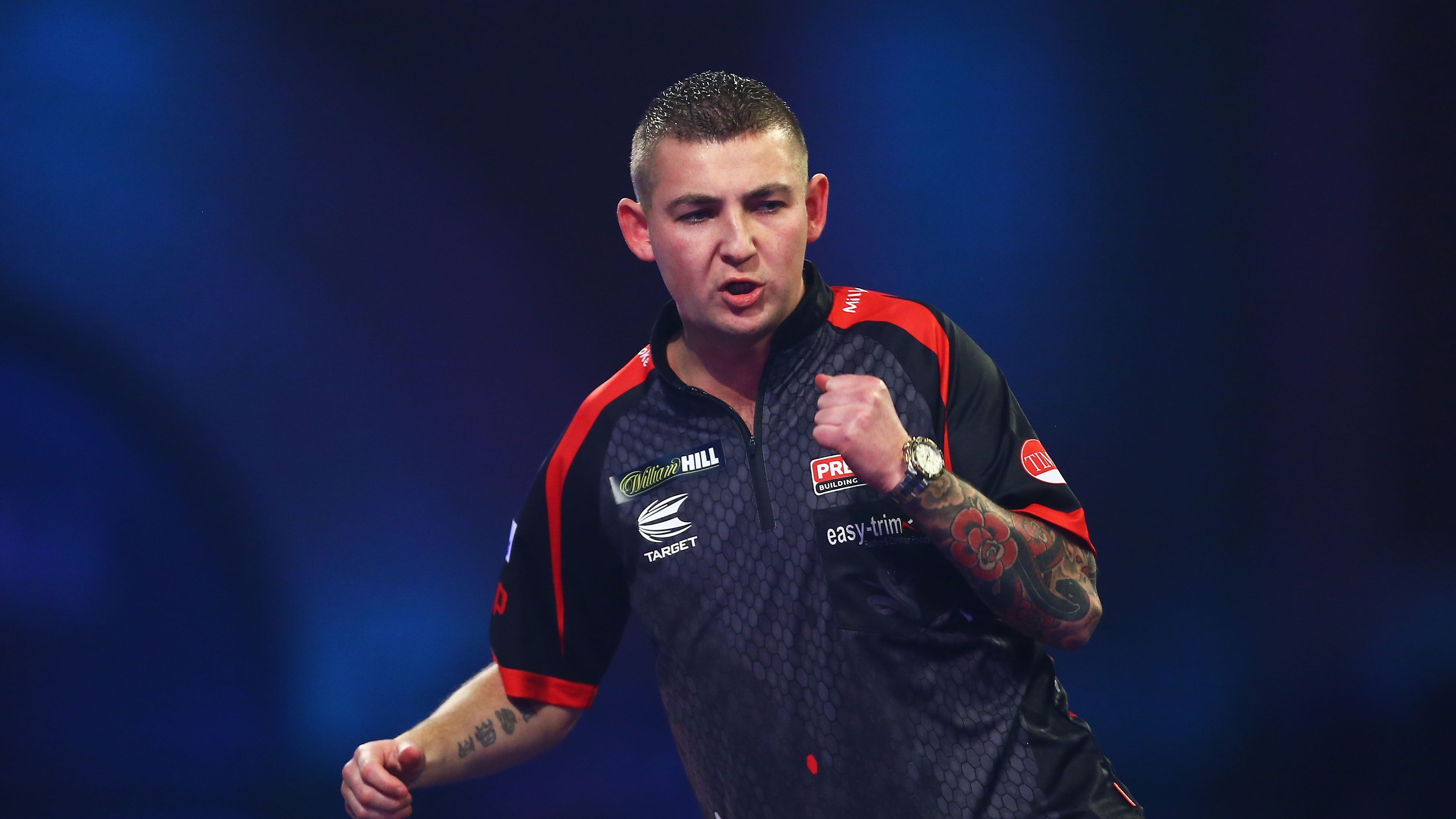 
                <strong>Nathan Aspinall (28, England)</strong><br>
                2020 ist Nathan Aspinall erstmals direkt für die Premier League of Darts per Wildcard nominiert worden, nachdem er 2019 noch über das neu-eingeführte "Contender"-Format als Herausforderer teilgenommen hatte. Bei der Weltmeisterschaft 2019 und 2020 stand der junge Engländer jeweils im Halbfinale, musste sich dort aber zunächst Michael Smith und jüngst Michael van Gerwen geschlagen geben. Aktuell belegt Aspinall den achten Weltranglistenplatz.
              