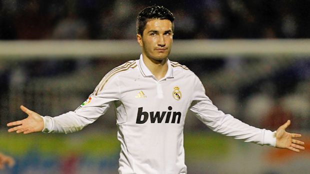 
                <strong>Nuri Sahin</strong><br>
                Nach dem Meistertitel mit dem BVB wechselt Nuri Sahin 2011 zu Real Madrid. Doch der türkische Nationalspieler wird immer wieder von Verletzungen zurückgeworfen. Mourinho rückt vom Spieler ab und verleiht ihn erst nach Liverpool, dann nach Dortmund. Sahin läuft nur vier Mal in der Primera Divison auf.
              