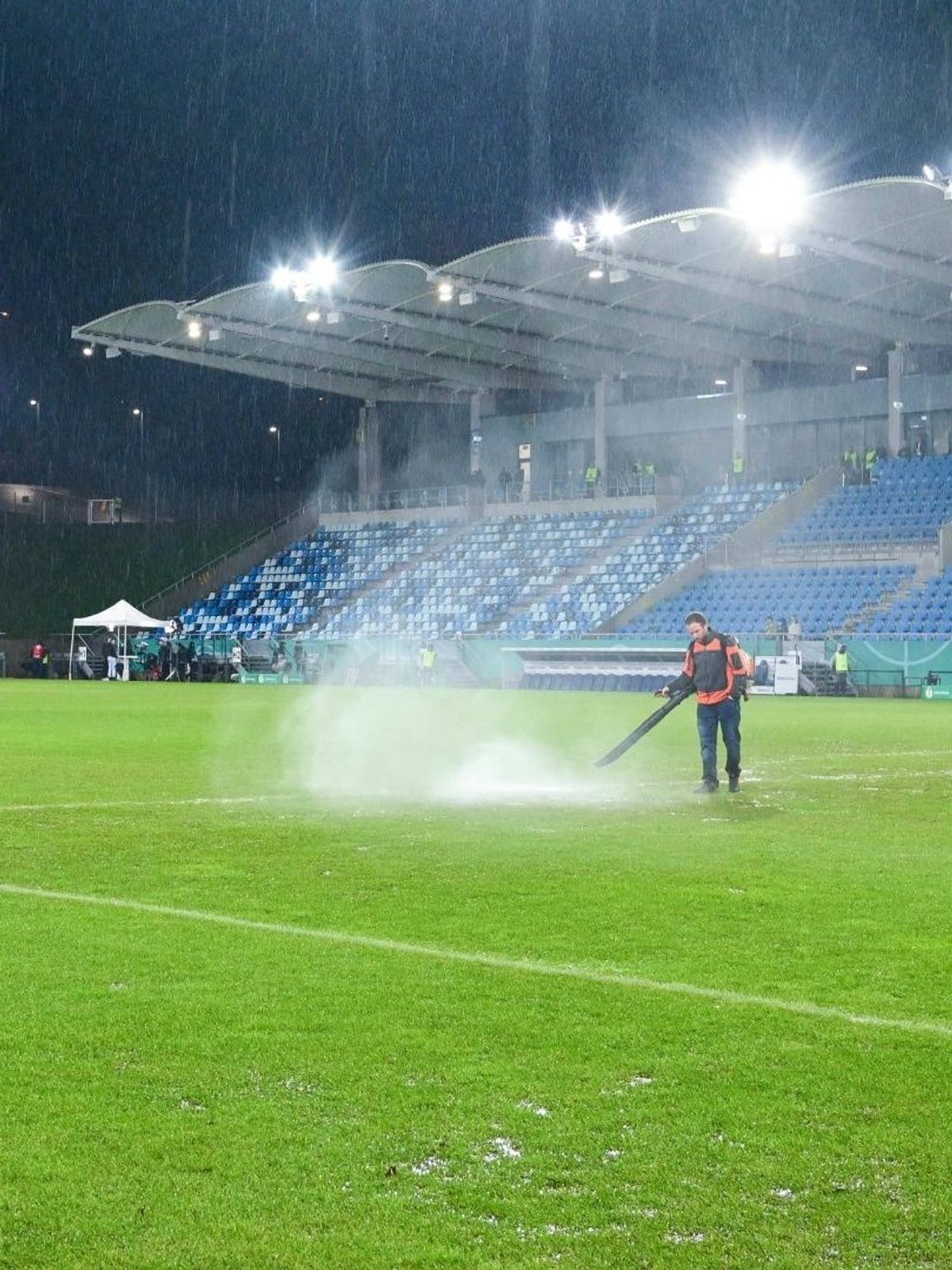 Erneut große Wassermassen im Ludwigsparkstadion