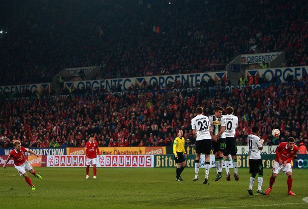 
                <strong>Johannes Geis</strong><br>
                Der Mainzer Mittelfeldmann (l.) ist einer der begehrtesten Talente der Bundesliga. Seine Entwicklung in den vergangenen beiden Spielzeiten ist atemberaubend - ebenso wie seine Freistoßtechnik. Aber nicht nur deswegen ist Geis ein Kandidat für die DFB-Elf.
              