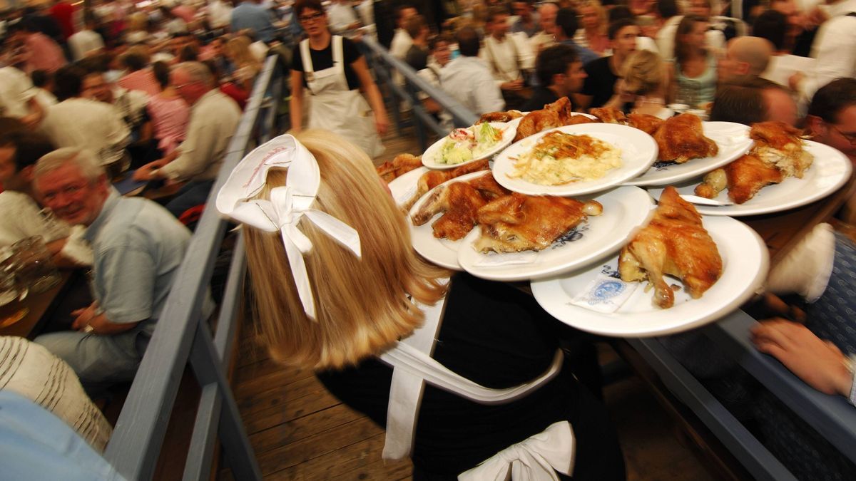 Bedienung auf dem Oktoberfest.