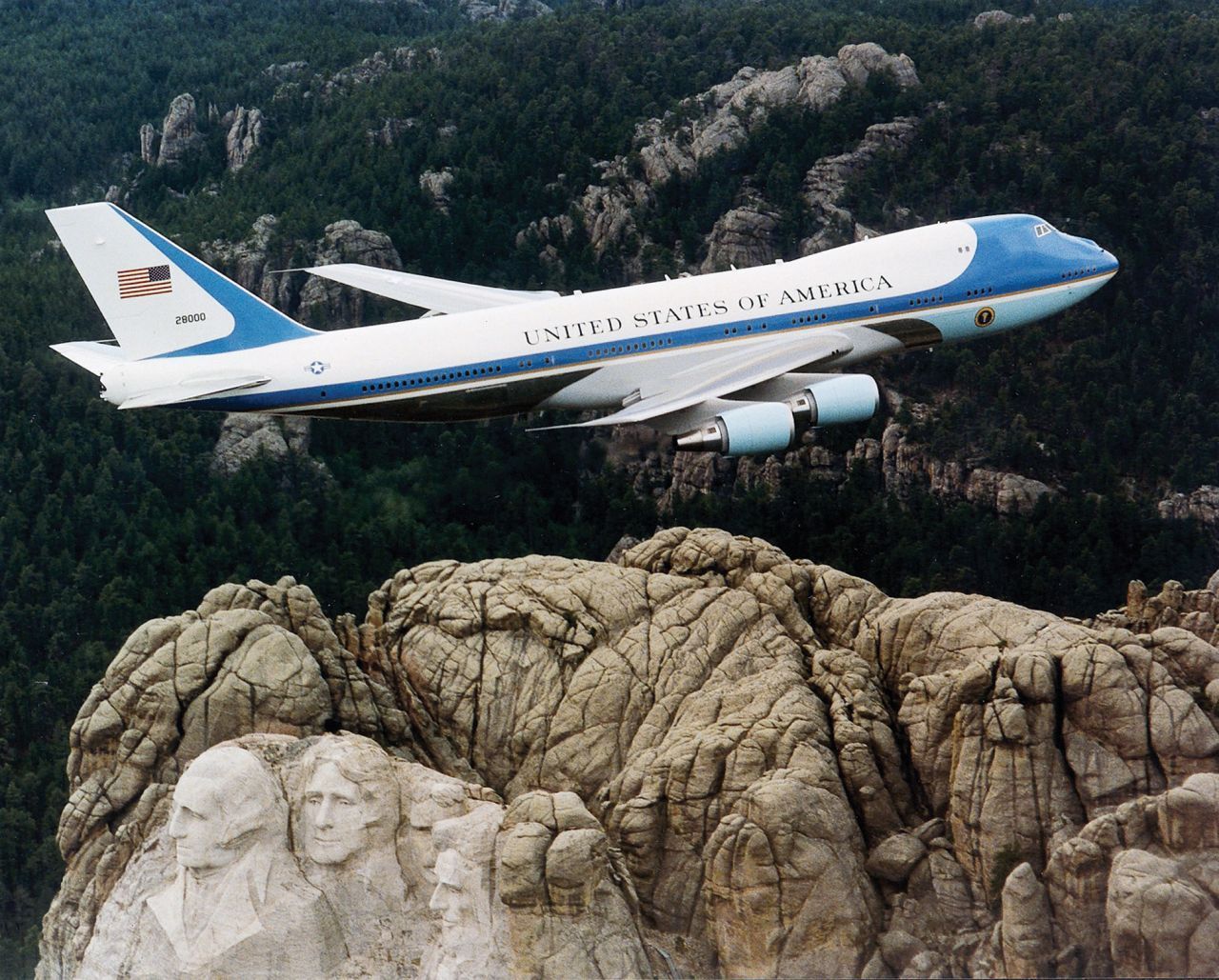 Seit den 90er-Jahren verwendet der Präsident der Vereinigten Staaten eine Boeing 747-200B. Der erste Präsident im Jumbo war George Bush, es folgten Barack Obama, Donald Trump und Joe Biden.