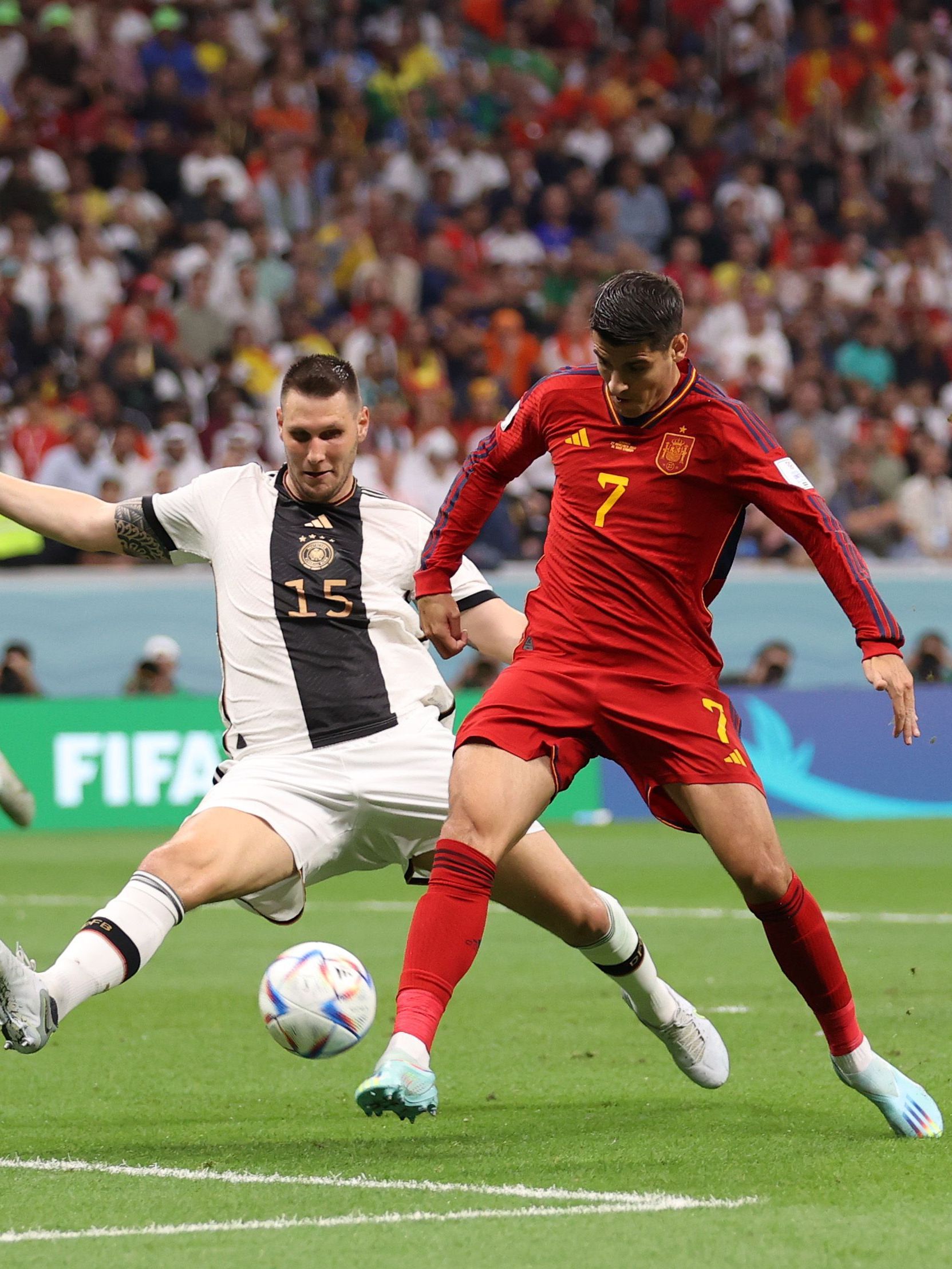 <strong>WM 2022, 2. Spieltag, Spanien - Deutschland 1:1</strong><br>Zum letzten bedeutsamen Aufeinandertreffen kam es erst vor rund anderthalb Jahren in Katar. Die Ausgangslage hätte für beide Teams verschiedener kaum sein können: Die Flick-Elf musste am ersten Spieltag einen Rückschlag gegen Japan hinnehmen, während Spanien die Costa-Ricaner mit 7:0 überrollte. Gegen Deutschland gelang ebenfalls der erste Treffer: Morata netzte zum 1:0 ein ...