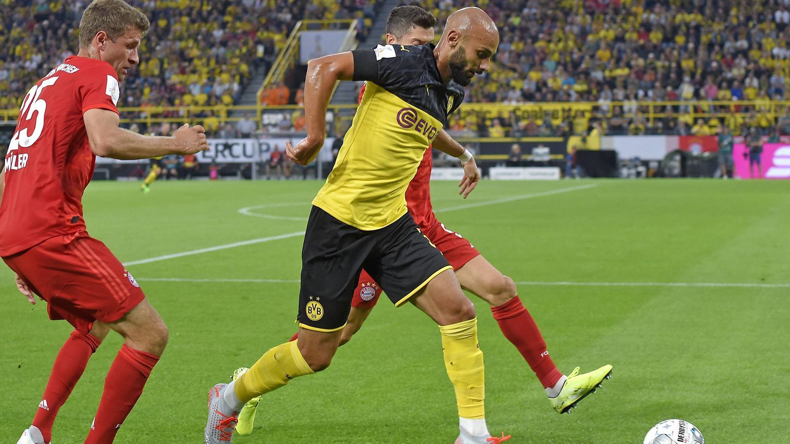 
                <strong>Ömer Toprak</strong><br>
                Macht seine Sache als Hummels-Ersatz in der ersten Hälfte sehr ordentlich. Macht sein Tempo-Defizit zumeist durch gutes Stellungsspiel wett. Lässt in der 23. Minute Coman in seinem Rücken entwischen, blockt dessen ersten Schussversuch aber auch ab. Auch in der zweiten Hälfte immer aufmerksam, entschärft immer wieder brenzlige Situationen. ran-Note: 2 
              