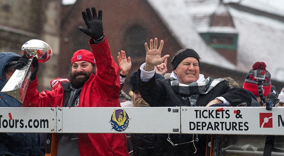 
                <strong>New England Patriots Super-Bowl-Parade</strong><br>
                Matt Patricia (li.) und Bill Belichick grüßen mit der Vince Lombardi Trophy.
              