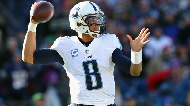 
                <strong>Pick 2: Marcus Mariota</strong><br>
                Pick 2: Marcus Mariota, QB (Tennessee Titans): Auch der zweite Quarterback erfüllt die Hoffnungen der Fans. Zwar verpasst er die letzten Saisonspiele aufgrund einer Knieverletzung, mit seinem 87-Yard-Touchdown-Lauf sorgt er allerdings für eines der Highlights der vergangenen Saison. Mit dem Arm bringt er 19 Touchdown-Pässe bei 10 Interceptions an den Mann.
              