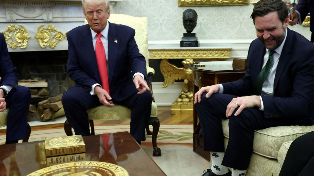 Während eines Empfangs im Weißen Haus lenkten die Socken des US-Vizepräsidenten Vance (rechts) Präsident Trump ab.