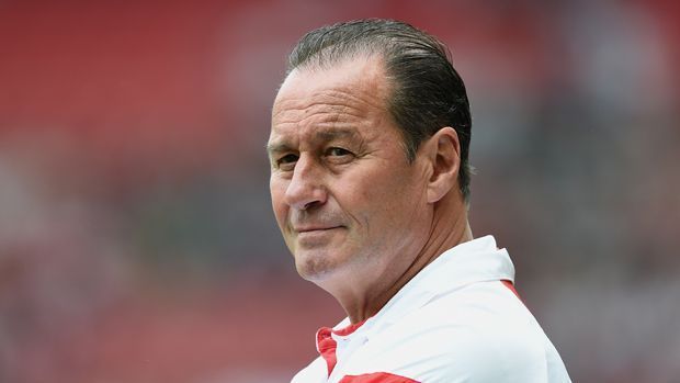 
                <strong>Huub Stevens</strong><br>
                Huub Stevens: Der Niederländer hat zwei Mal den VfB Stuttgart vor dem Abstieg gerettet. Die Schwaben haben in seiner Zeit auch spielerisch überzeugt. Die Fohlen haben offensiv viel Qualität, die wieder abgerufen werden muss. Mit schwierigen Situationen kennt sich Steven aus.
              