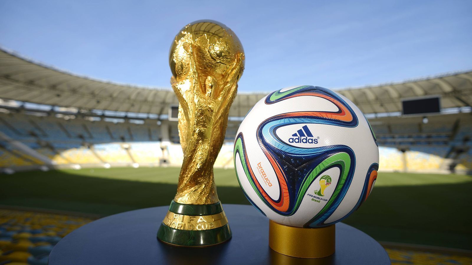 
                <strong>WM 2014 in Brasilien: Brazuca</strong><br>
                Auffälligste Merkmale beim sogenannten Brazuca sind die bunten Farben sowie das Schleifenmuster. Laut der FIFA sollte das Design an die "in Brasilien beliebten traditionellen vielfarbigen Glücksarmbänder" sowie die Spiel- und Lebensfreude des Landes erinnern. Der Name Brazuca beschreibt der FIFA zufolge "umgangssprachlich das brasilianische Lebensgefühl", dass wie der Fußball im Land für "Emotionen, Stolz und Herzlichkeit" stehe. 
              