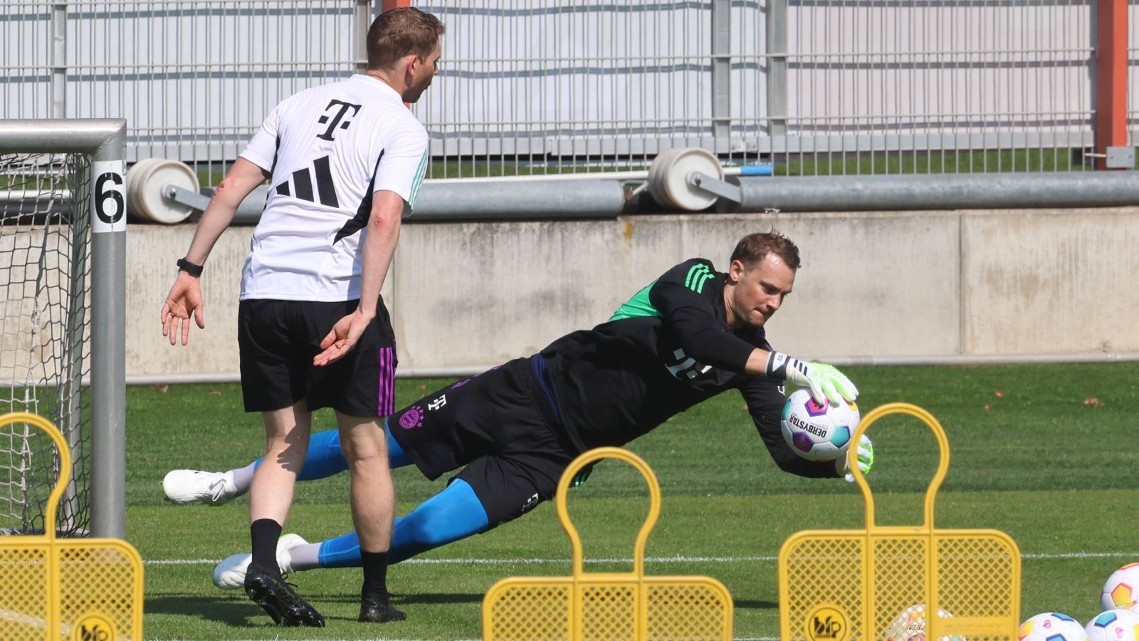 
                <strong>Nach 8 Monaten Pause: Manuel Neuer zurück im Training</strong><br>
                Gemeinsam mit seinem Torwart-Trainer Michael Rechner sah Neuer im Flug beinahe schon wieder aus wie der Alte.
              