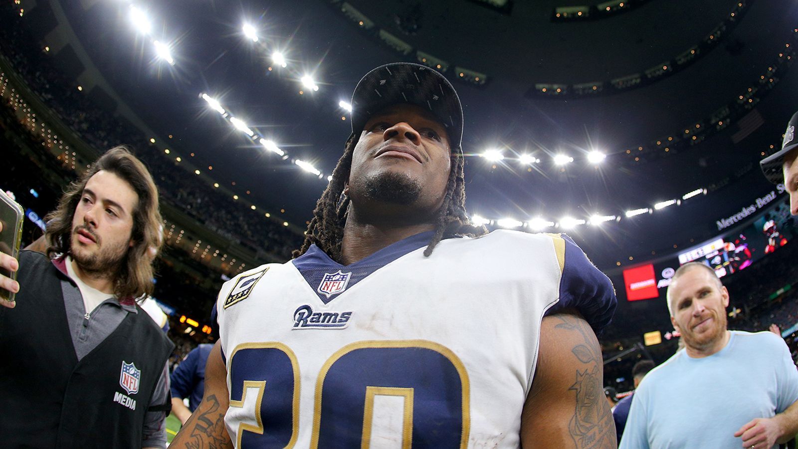 
                <strong>Verlierer: Todd Gurley </strong><br>
                Nur zehn Rushing Yards brachte Todd Gurley im NFC Championship Game aufs Papier. Zehn. Zwar war auch ein Touchdown dabei, aber der Star der Rams erlebte einen gebrauchten Abend. Warum Gurley bei weniger als der Hälfter der offensiven Snaps auf dem Feld stand, wollte Head Coach McVay nach der Partie nicht näher erklären. Fest steht: Der 24-Jährige machte mehrere Fehler, mit einem nicht gefangenen Ball, der zu einer Interception führte, und einem weiteren Drop in der Red Zone bei einem wichtigen dritten Versuch.
              