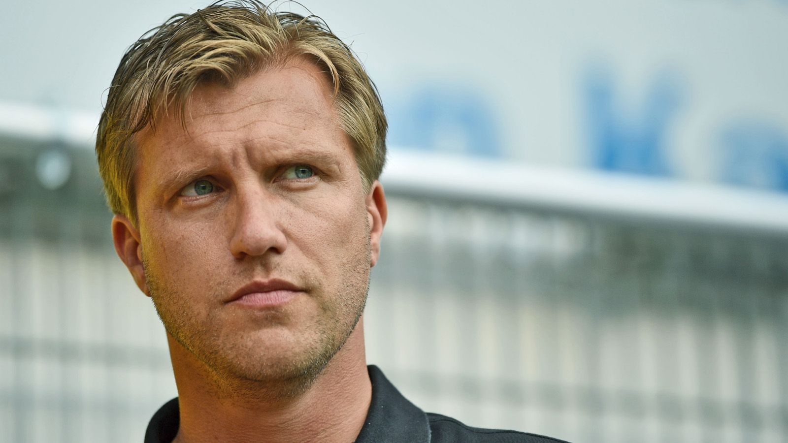 
                <strong>Markus Krösche (SC Paderborn)</strong><br>
                Auch eine Doppel-Lösung um Schlaudraff wäre denkbar: Der Ex-96er könnte Sportdirektor im Verein werden - allerdings einem neuen Sportchef untergeordnet. Für diese angeblich vom Klub favoritisierte Lösung soll auch schon mit Paderborns Manager Markus Krösche ein Chef-Kandidat ausgemacht worden sein. Der gebürtige Hannoveraner lehnte zuletzt einen Lockruf aus Nürnberg ab. Der SC Paderborn selbst kämpft noch um den Aufstieg in die Bundesliga und hofft, dann auch Krösche weiter halten zu können.
              