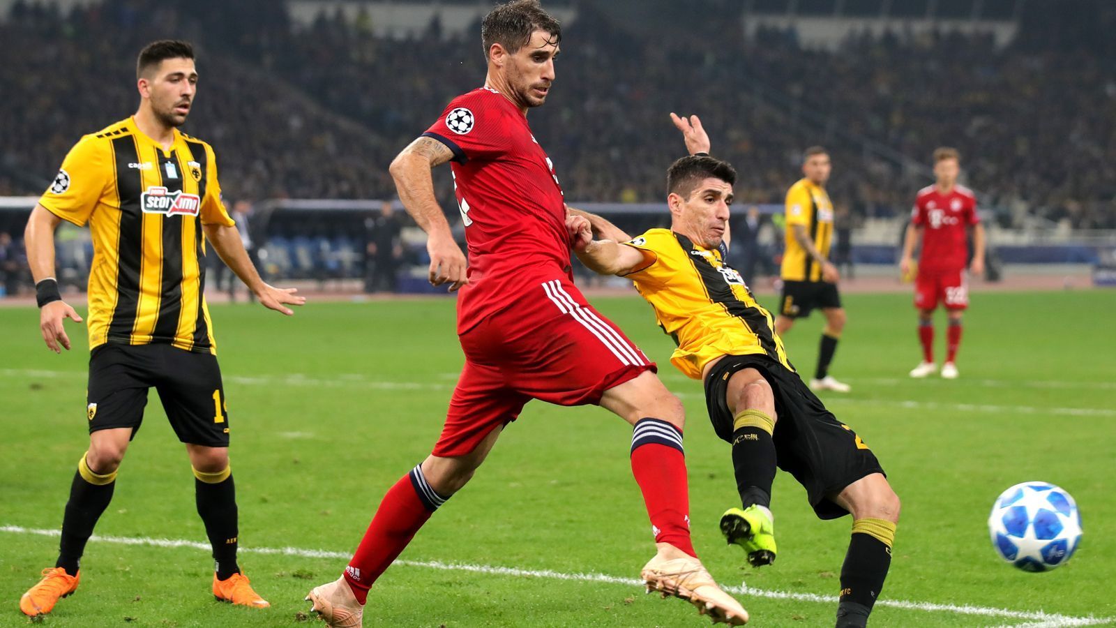 
                <strong>Javi Martinez</strong><br>
                Gedankenschnell, wendig, überrascht im defensiven Mittelfeld den Gegner immer wieder mit seinen blitzschnellen Aktionen. Der Herr der Defensivordnung, dazu unermüdlicher Motor im Aufbauspiel, technisch brillant. Und klar: fehlerfrei. Eine Sinfonie für die Sinne, mit seinem Seitfallzieher als ästhetischem Höhepunkt. ran-Note: 1+
              