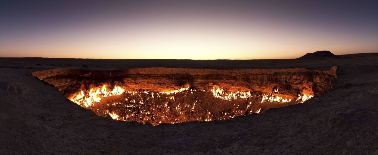 Nachts besonders eindrucksvoll: In der fast 70 Meter breite Kaverne brennen Methangase ab.
