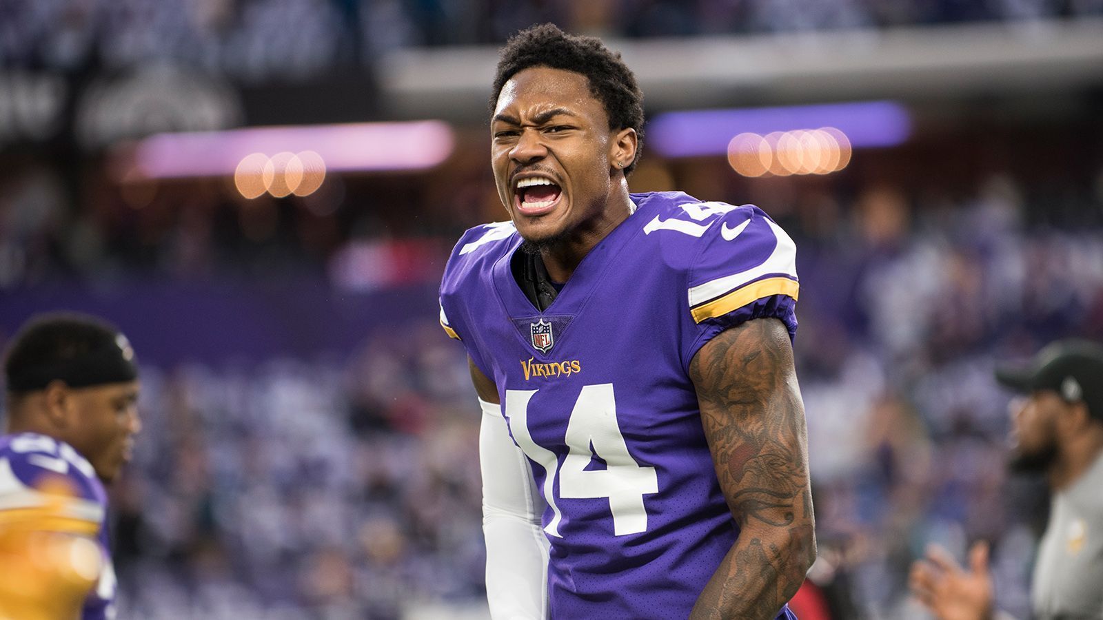 
                <strong>Stefon Diggs (Minnesota Vikings)</strong><br>
                Auch Stefon Diggs glaubt an einen knappen Sieg der L.A. Rams. Der Wide Receiver tippt auf ein 23:17 mit Aaron Donald als MVP.
              