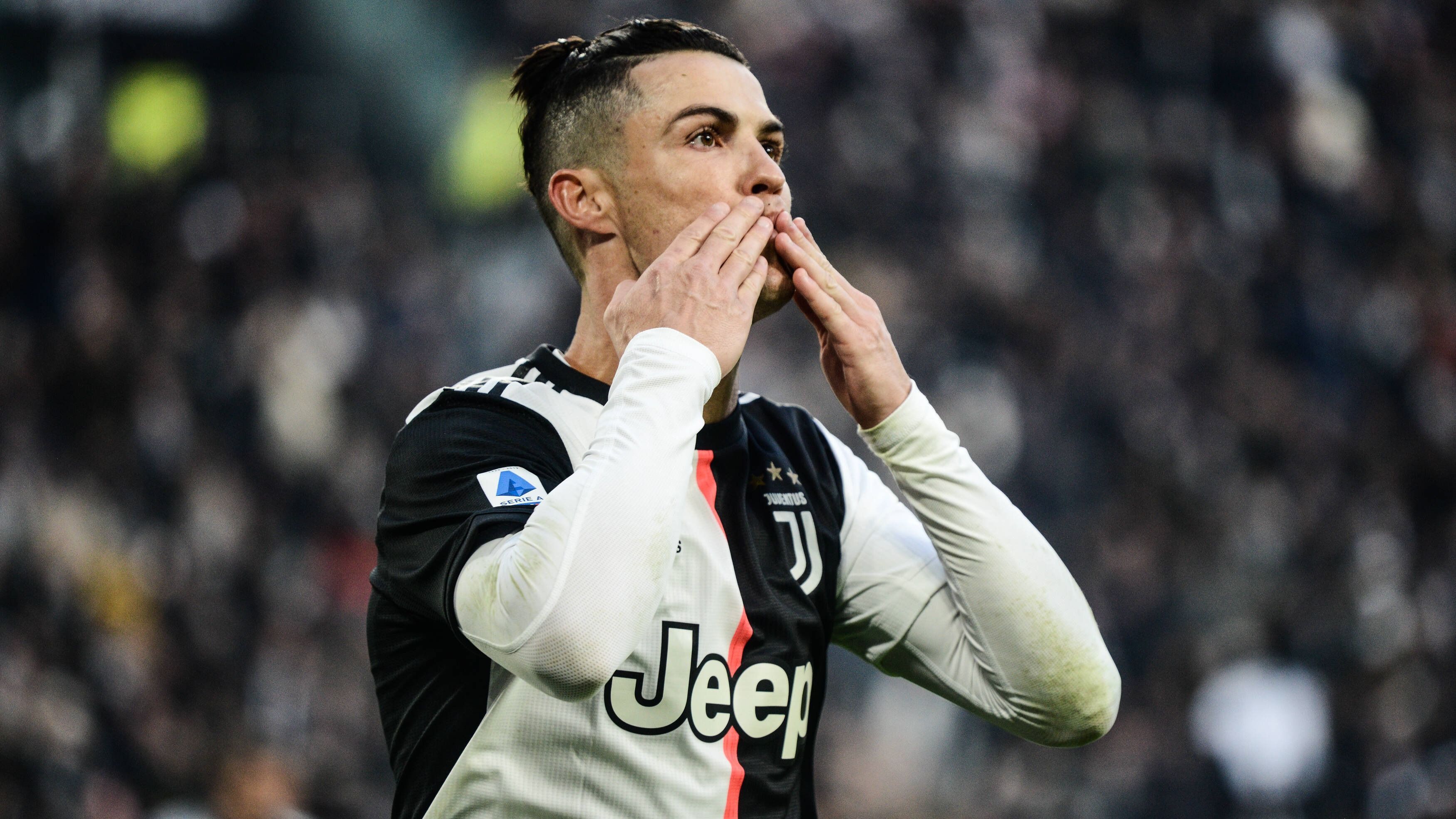 
                <strong>Nach Dreierpack für Juve - Ronaldo schreibt Hattrick-Geschichte </strong><br>
                Als Cristiano Ronaldo am Montagabend seinen ersten Hattrick in der Serie A für Juventus erzielte, schrieb der 34-Jährige Geschichte. Denn mit seinen drei Toren gegen Cagliari schoss er sich zum einzigen Spieler der Geschichte, dem neben der Weltmeisterschaft auch in den Top-Ligen Italiens, Englands und Spaniens Hattricks gelangen. Der Portugiese lieferte in der Premier League einen Dreierpack für Manchester United, einen weiteren für Portugal bei der Weltmeisterschaft und beachtliche 34 Hattricks in der La Liga für Real Madrid - was für eine Tormaschine.
              