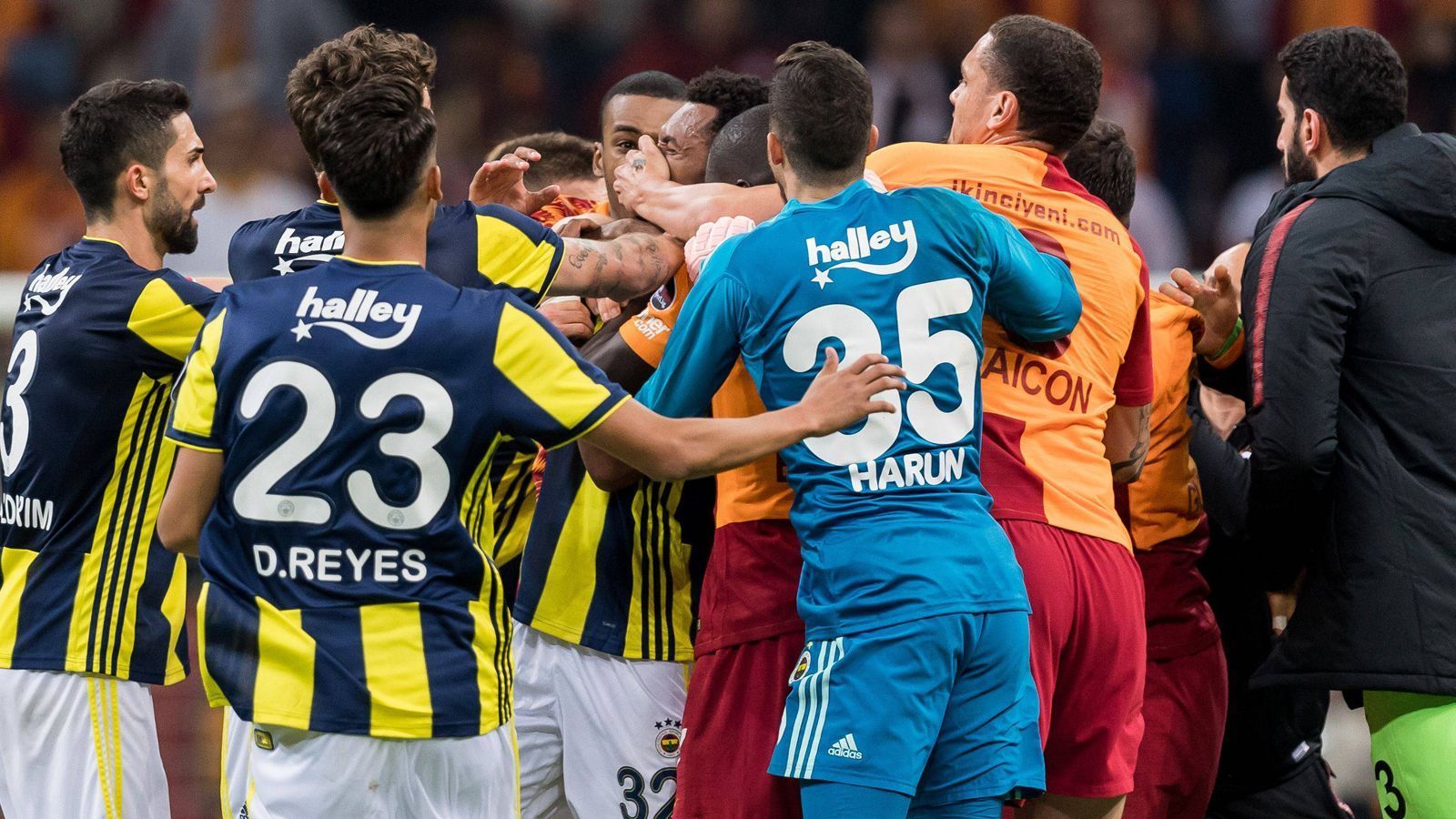 <strong>Galatasaray - Fenerbahce</strong><br>
                Wenn Galatasaray und Fenerbahce Istanbul aufeinander treffen, geht es heiß her. Die Türken lieben ihr Großstadt-Derby, immer wieder schreibt es jedoch auch negative Schlagzeilen.
